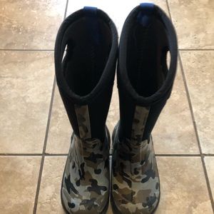 Kids size 13 Camo Bogs